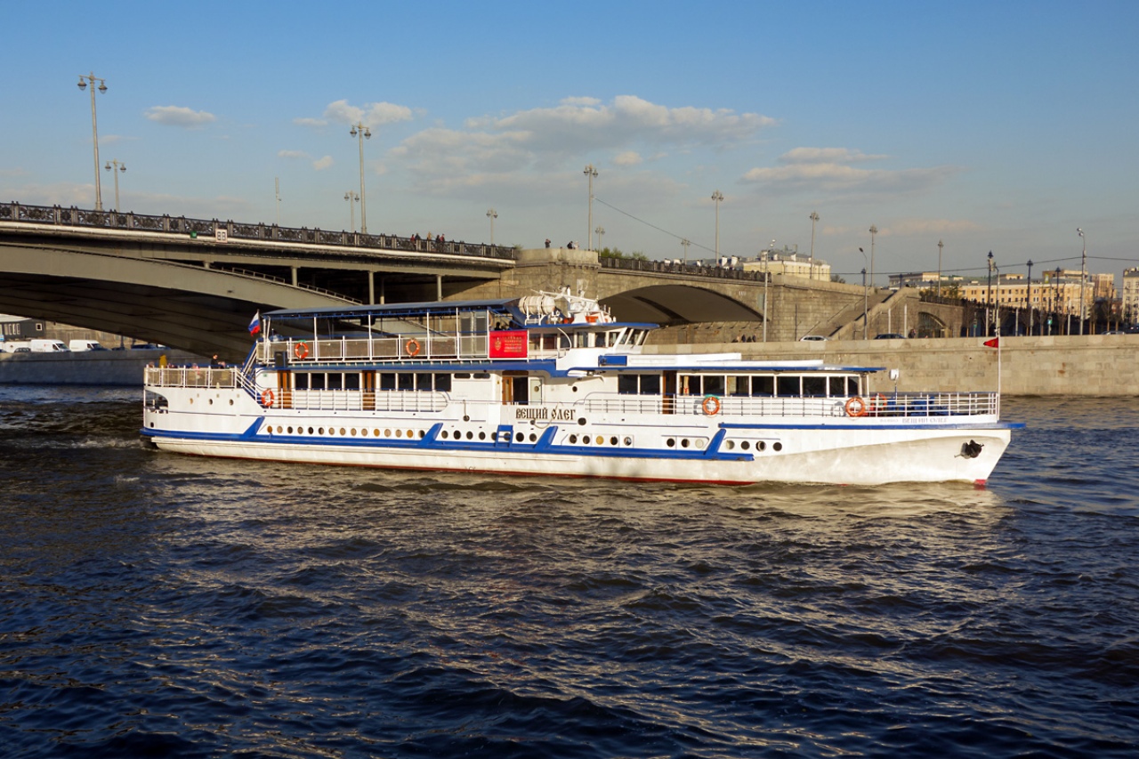 Судно москва. Теплоход Вещий Олег Москва. Вещий Олег корабль Москва. Корабли Вещего Олега. Теплоход на Москве реке Вещий Олег.